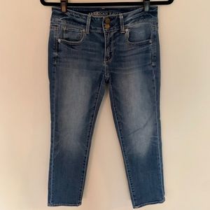 AMERICAN EAGLE CROPPED JEANS.